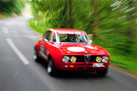 Hastighederne nåede langt op i de trecifrede værdier langs Vejle Fjord. Her er Peter Hou Christensen fra Silkeborg flyvende i sin Alfa Romeo GTAm
